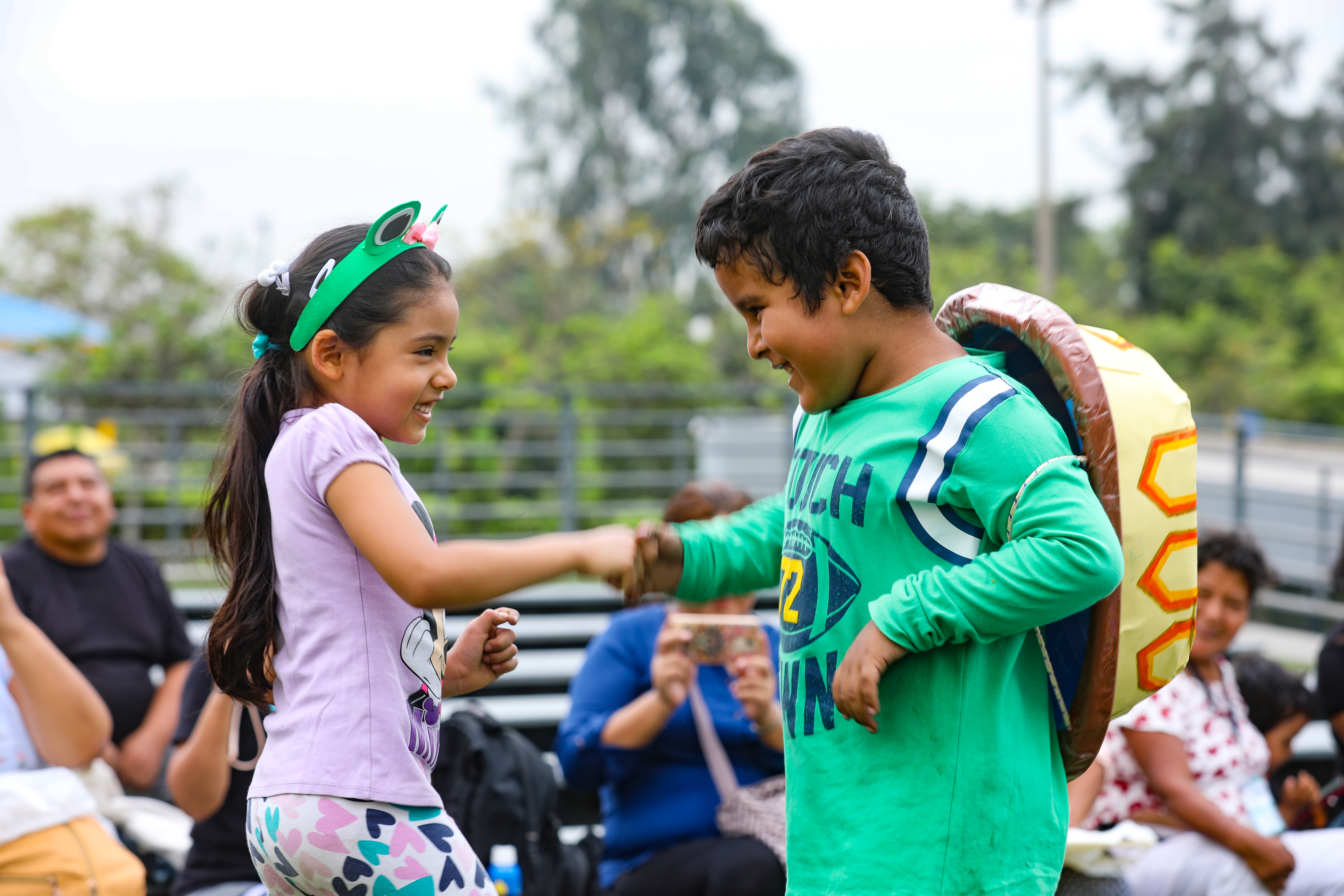 Diversión y juegos para todos los niños y niñas en los clubes zonales