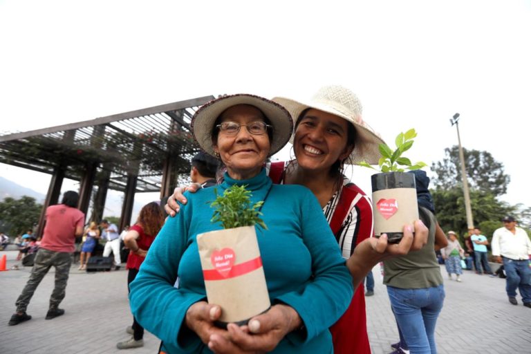 Madres celebraron su día en clubes zonales y parques metropolitanos