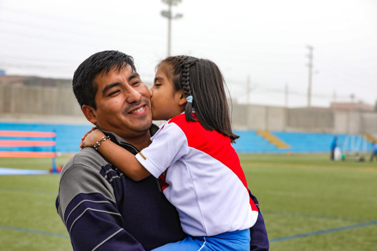 Miles de padres celebraron su día en los clubes zonales de Lima