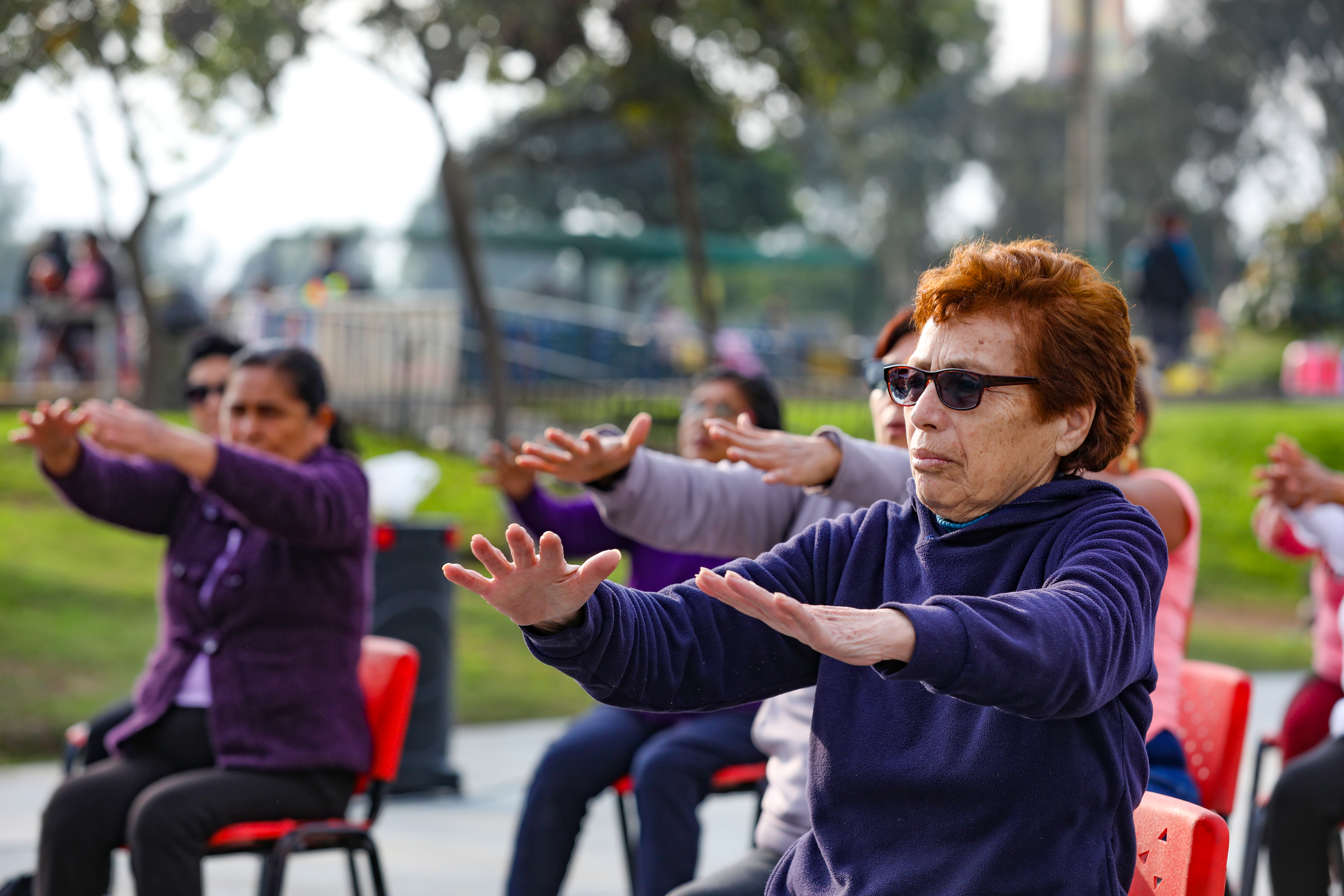 Adulto Mayor Yoga en el Club Zonal Huiracocha