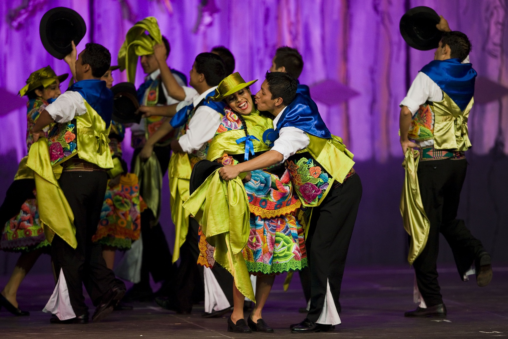 día mundial del folclore con tradicionales danzas en Club Zonal Huáscar