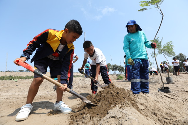 Plantacion de arboles en los bosques educativos serpar