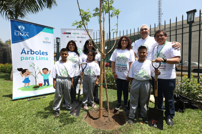 Plantación de árboles en parque La Muralla