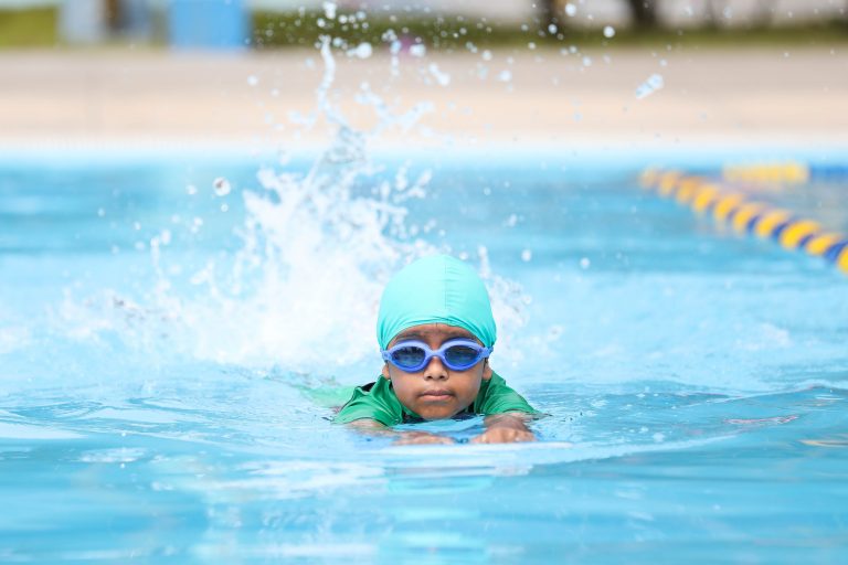 Retornan las escuelas de natación en los clubes zonales