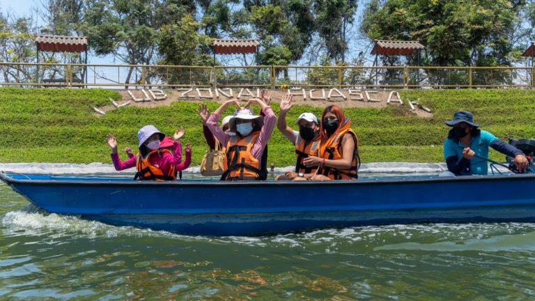 Disfruta de paseos en bote en las lagunas artificiales de nuestros clubes zonales