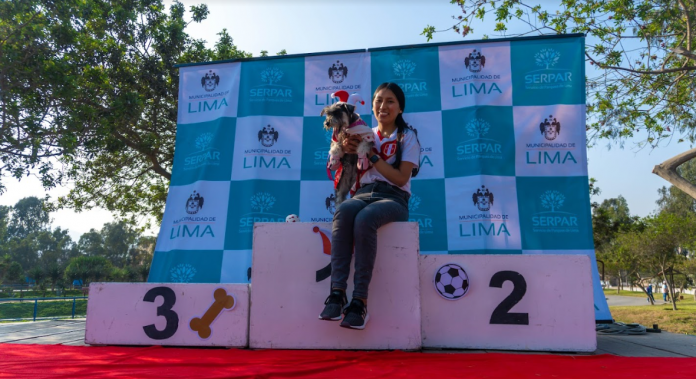 Perrita Chikiboom resultó la mejor hincha canina