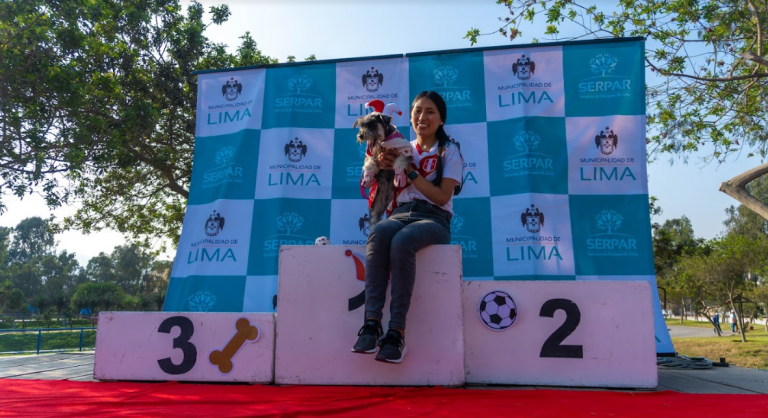 Hinchada canina alentó a la selección nacional desde el club zonal Huiracocha