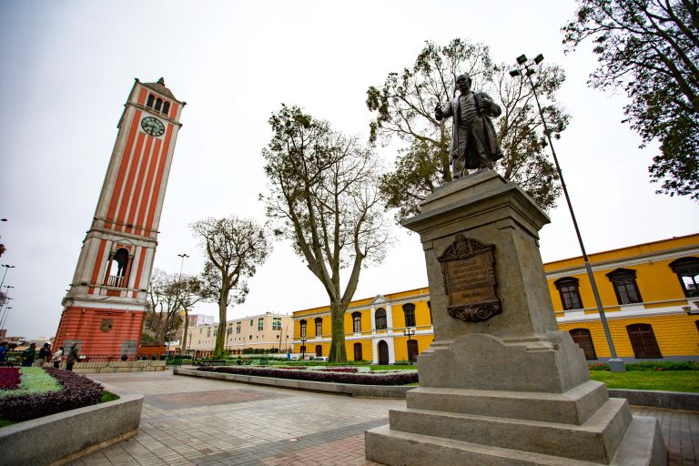 Parque Universitario luce pileta y monumentos restaurados