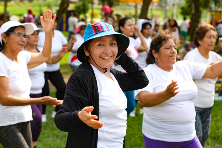 Adultos mayores celebrarán su día con actividades deportivas y recreativas en los clubes zonales