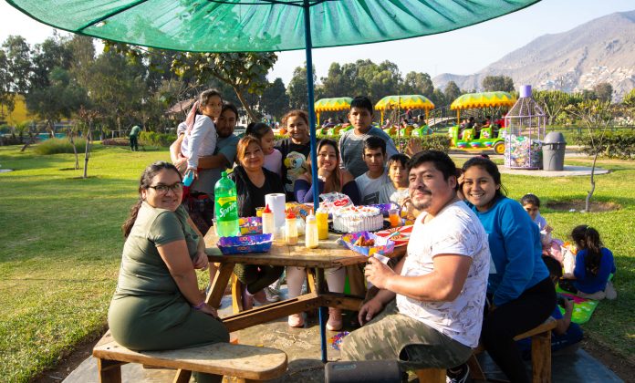 Familias disfrutan en los clubes zonales