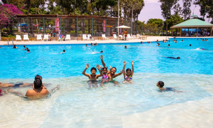 Visitantes disfrutan de su piscina en el club zonal Huáscar