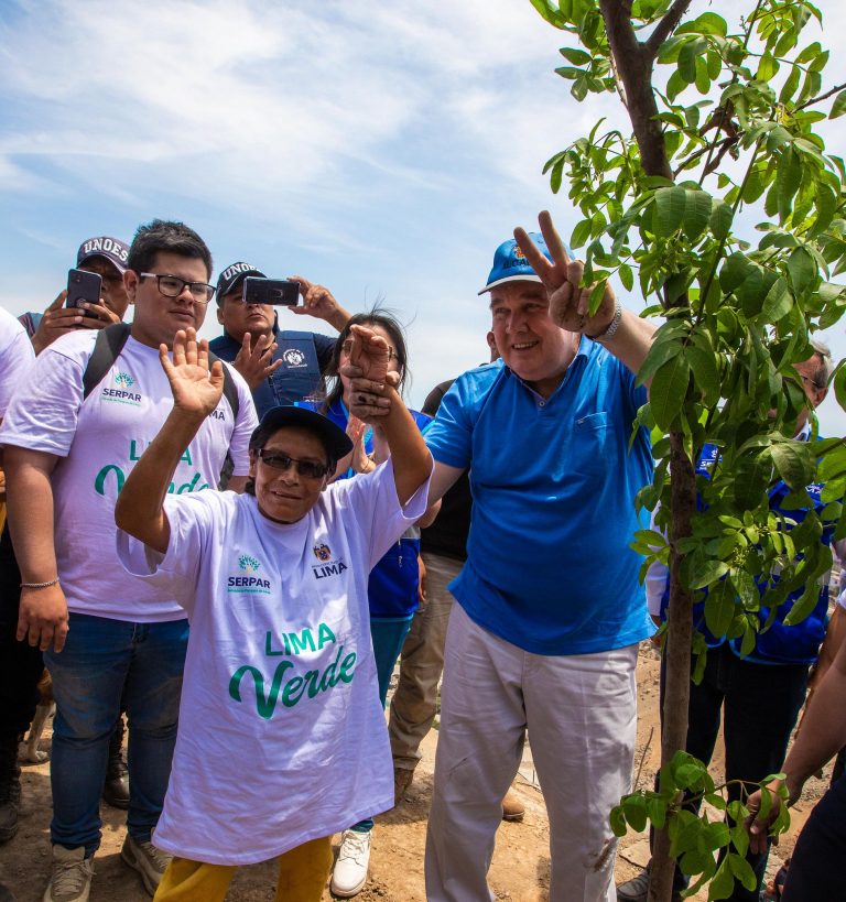 Alcalde de Lima Rafael López Aliaga lanzó programa de arborización “Lima Verde” en VMT