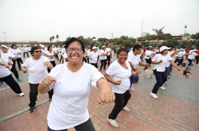 Abuelitos celebran el Día del Adulto Mayor con actividades deportivas