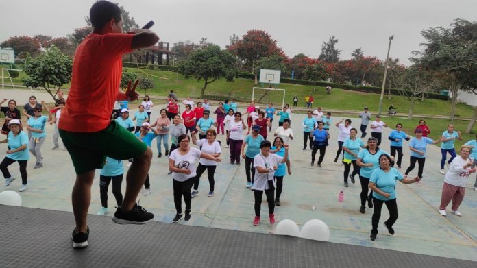 Adultos mayores se ejercitaron en los clubes metropolitanos