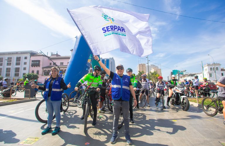 Ciclistas pedalearon disfrazados en edición Halloween de programa Club Met En Modo Bici