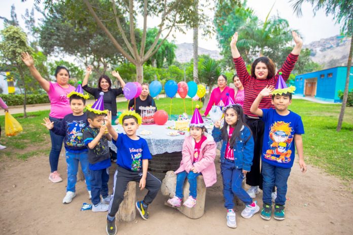 Familias disfrutan feriado largo