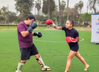 Decenas de personas participaron del taller gratuito de Muay Thai en el Club Metropolitano Sinchi Roca Taller gratuito de Muay Thai