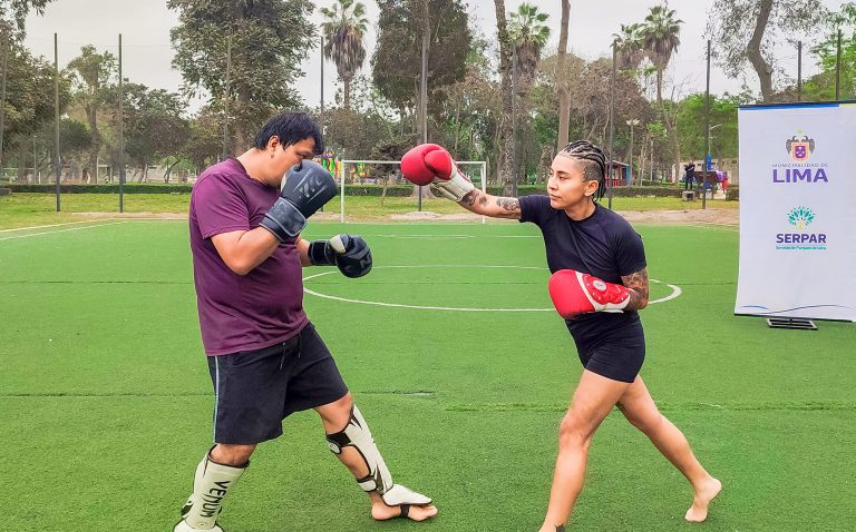 Decenas de personas participaron del taller gratuito de Muay Thai en el Club Metropolitano Sinchi Roca