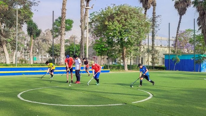 Taller gratuito de hockey sobre césped en el Club Metropolitano Sinchi Roca