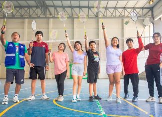 Niños, niñas y adolescentes aprenden a jugar bádminton en el Club Metropolitano Cahuide Novedosa escuela de bádminton