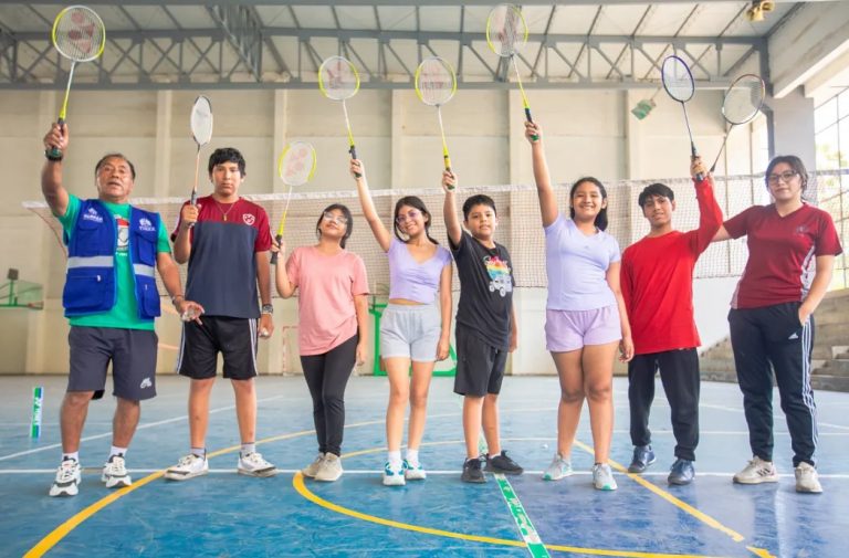 Niños, niñas y adolescentes aprenden a jugar bádminton en el Club Metropolitano Cahuide