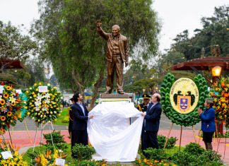 Develan escultura en honor a exalcalde Luis Castañeda Lossio Escultura en honor a Luis Castañeda Lossio