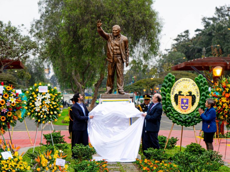 Develan escultura en honor a exalcalde Luis Castañeda Lossio