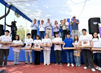 Alcalde de Lima entrega laptops a primera promoción de la Academia Municipal