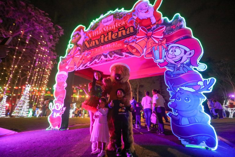 La Villa Mágica navideña del Circuito Mágico del Agua abrió sus puertas al público
