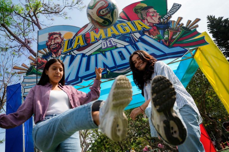 Vive la fiebre del fútbol en el Circuito Mágico del Agua